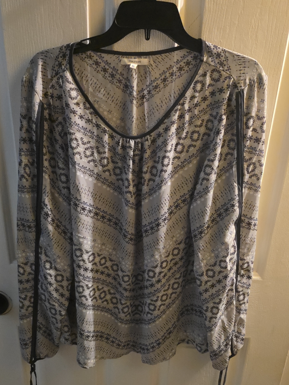 Maurices Light Gray Printed Long-Sleeve Blouse